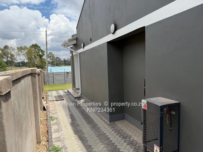 Modern Townhouse in secure Peakwood Village 