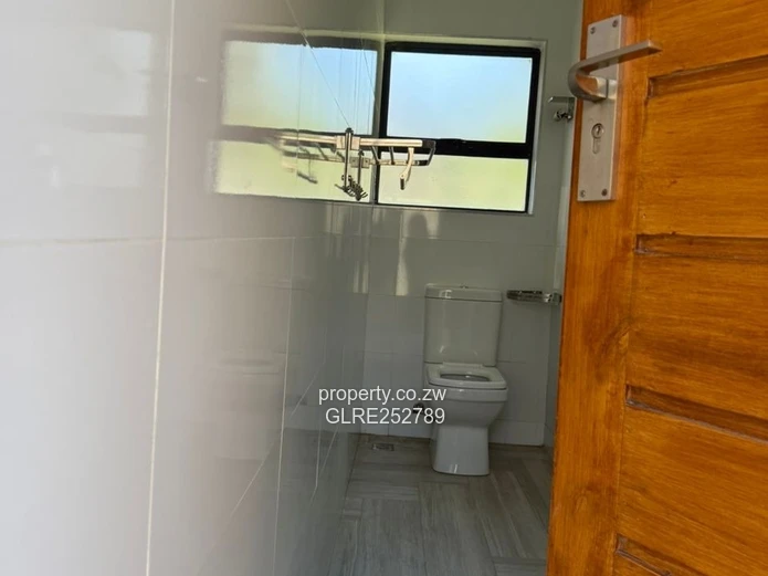 Bright 4-Bed Mount Pleasant Flat with Modern Kitchen & Borehole