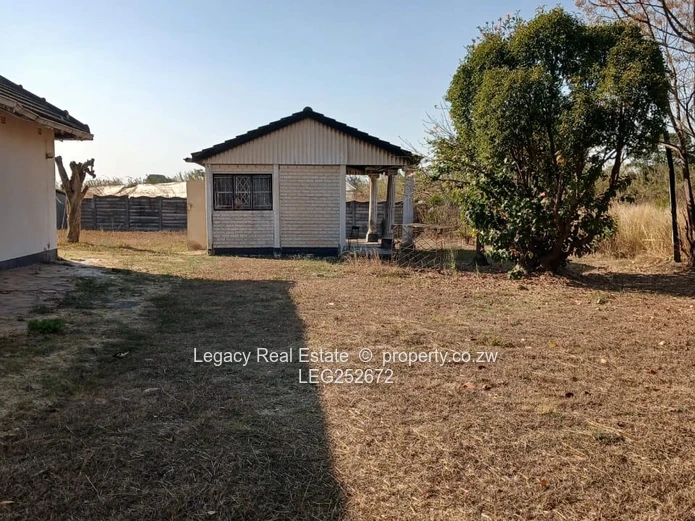 Marlborough 1-Acre: 3-Bed Home with Cottage & Garden (Sole Mandate)
