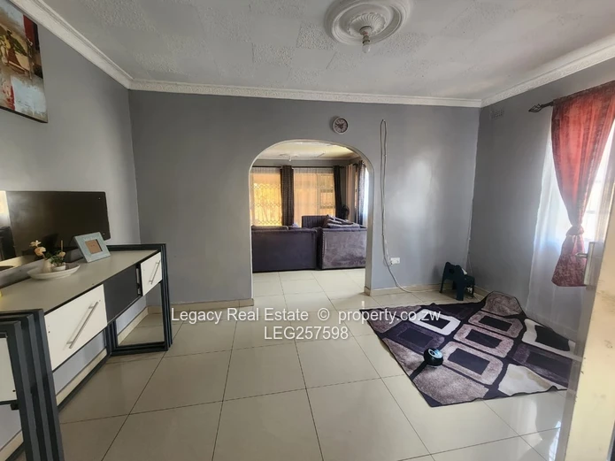 Spacious 4-Bed Home in Zimre Park with Borehole