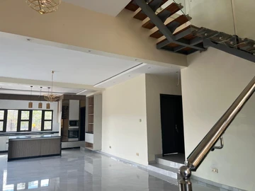 5 Bedroom Flat & Apartment