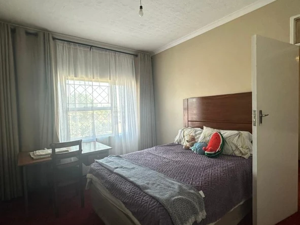 2 Bedroom Flat & Apartment