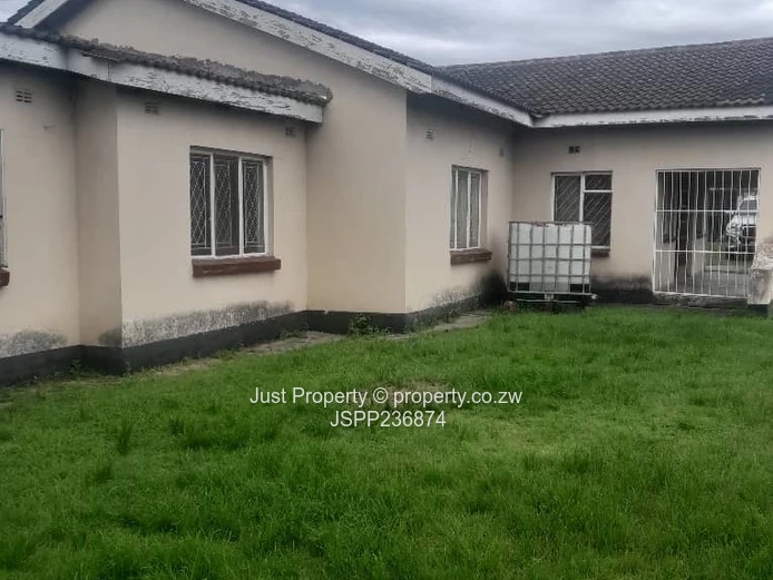 This well-maintained and spacious property located in the sought-after suburb of Windsor Park offers