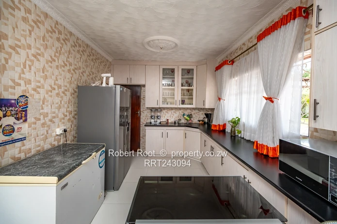 Neat 4 bed family home in Kambanji with stunning views!