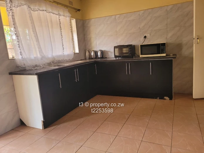 Spacious  Windsor Park Family home - with Cottage 