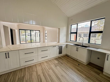 4 Bedroom Flat & Apartment