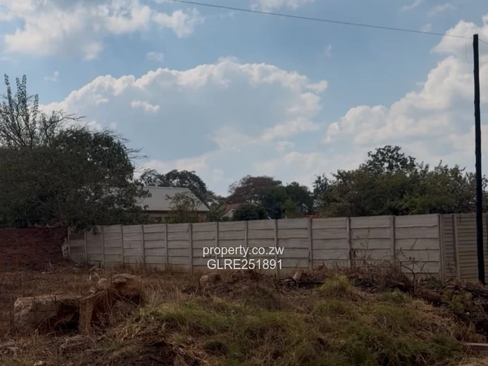 1,000 m² Tree-lined Stand with Road Frontage in Mabelreign