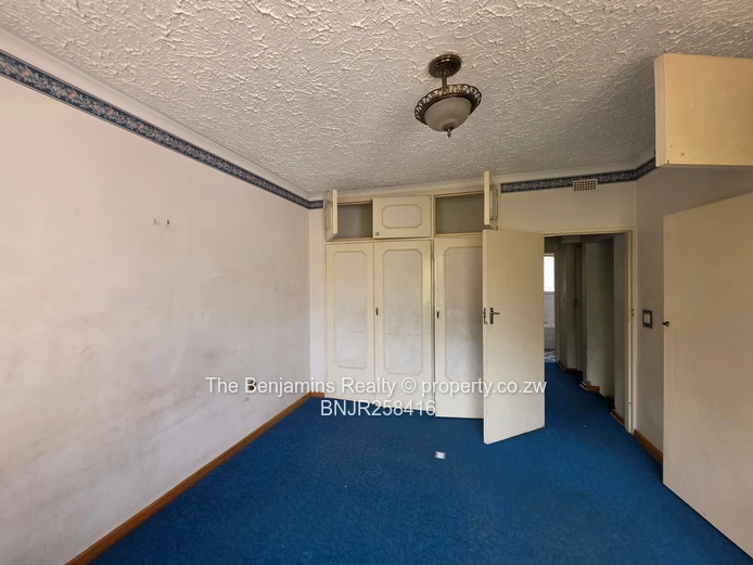 2-Bed Garden Flat in Strathaven — Garage & Tank