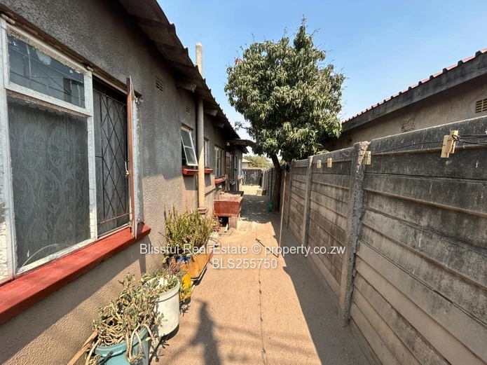 4 bedroom house for sale in Chitungwiza unit k-DEEDS, Nostro Accepted