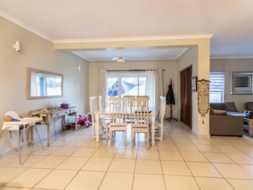 4 Bedroom Flat & Apartment