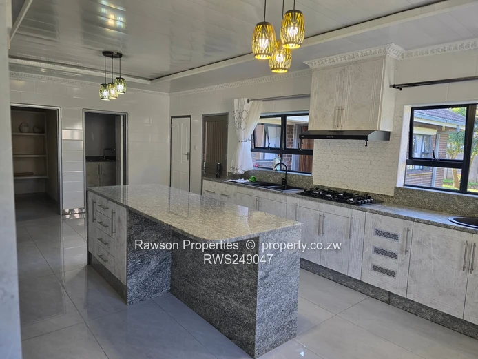 Windsor Park: 5-Bed Brick Home on 2000 m² — Island Kitchen