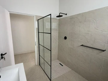 4 Bedroom Flat & Apartment