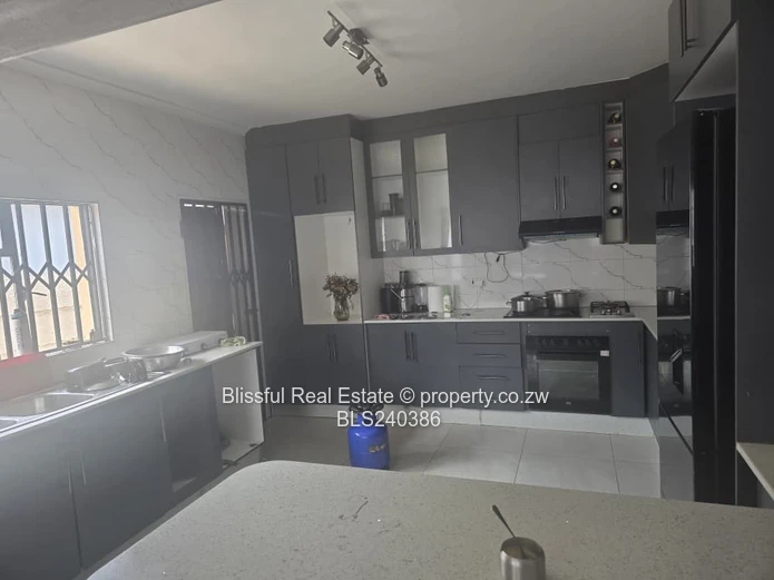 House For sale in Fairview park  Ruwa