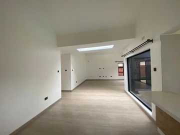4 Bedroom Flat & Apartment