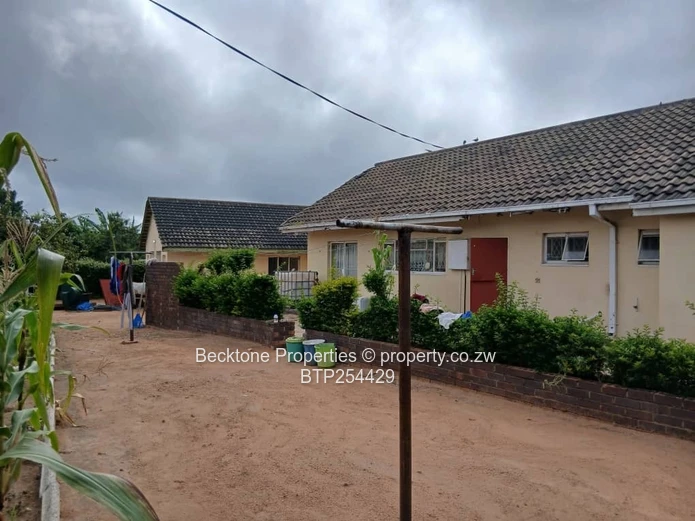 Luveve 4-Bed Family Home on 2900m² with Flatlet