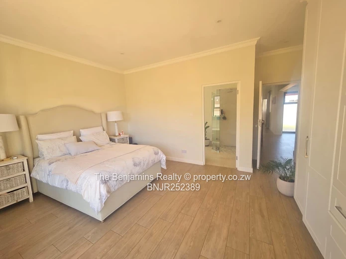 Up Market Townhouse In Newlands