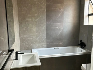 3 Bedroom Flat & Apartment