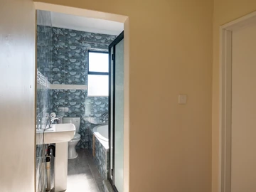 5 Bedroom Flat & Apartment