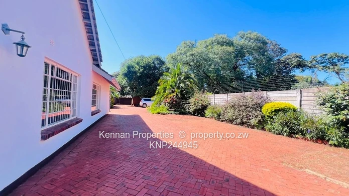 Very neat family home with prolific borehole.