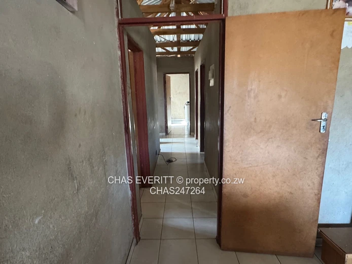4 beds house in Unit G Makoni Seke Chitungwiza $35k