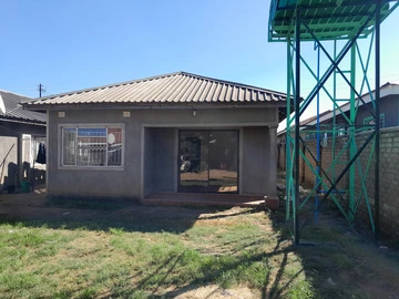 Charming 3-Bed Home with Borehole in Damofalls