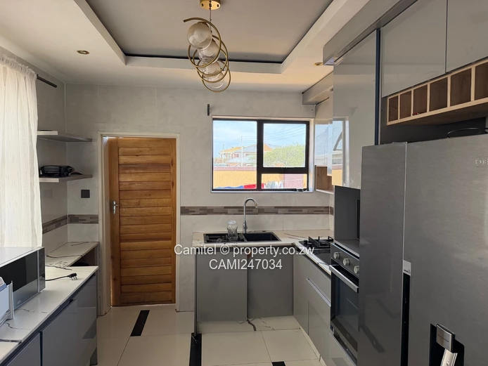 Stylish 2-Bed Arlington Cottage — Borehole & Modern Kitchen