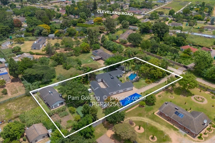 The Complete Family Estate In The Heart Of Greengrove (Sole Mandate)