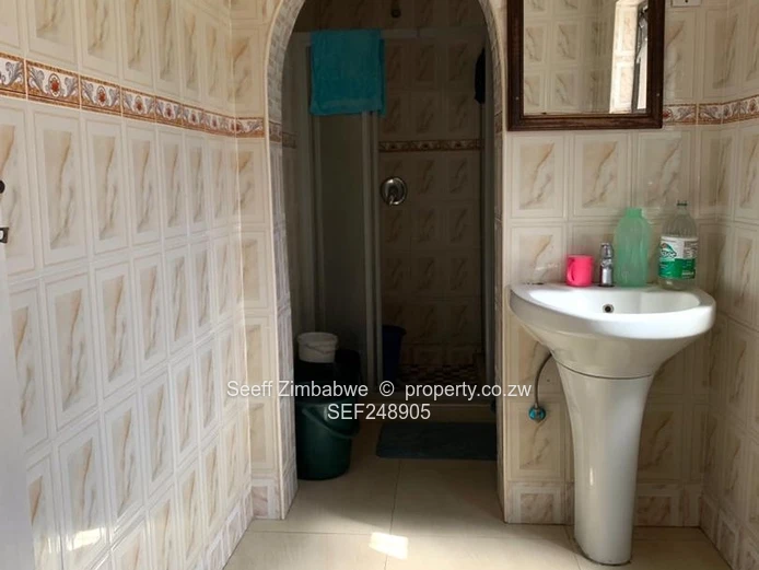 Spacious 6-Bed Glen Lorne Home on 3942m² with Borehole (Sole Mandate)
