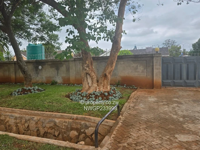 Montrose, Bulawayo South — 3-Bed House on 1600m² with Pool & Borehole