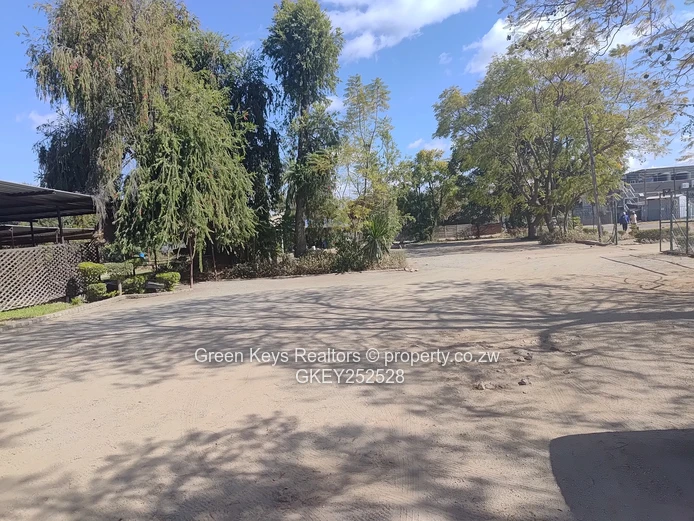4000sqm of prime land right by the shops