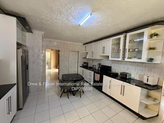 Westgate 4-bed: Spacious Tiled Kitchen, Dining & Borehole