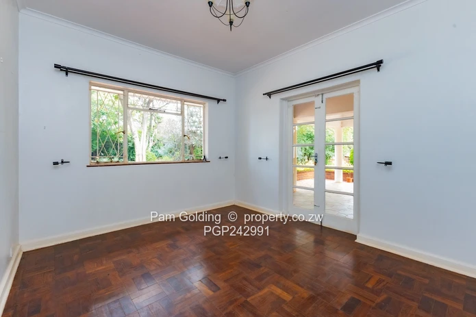 2 acres vainona – renovation and development opportunity near Village Walk. (Sole Mandate)