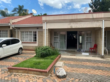 Modern 2-Bed Townhouse in Newlands with Borehole Access