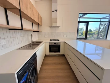 2 Bedroom Flat & Apartment