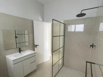 4 Bedroom Flat & Apartment