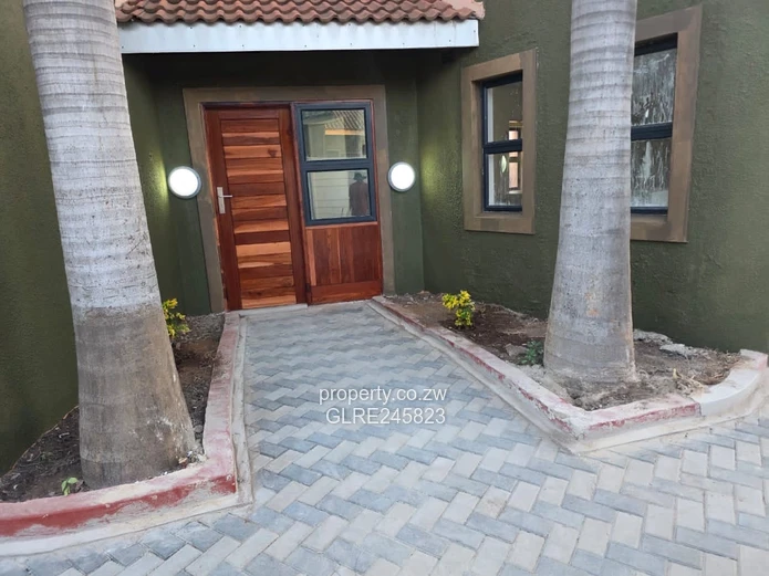Paved Courtyard 2-Bed Glen View — Walled & Fitted Kitchen