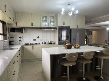 6 Bedroom House