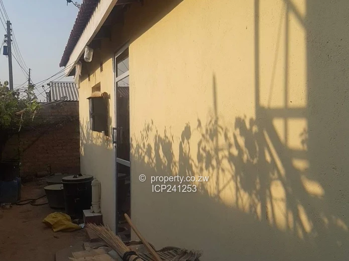 Neat morden house for sale in Manyame Park, Chitungwiza ($32000) (Sole Mandate)