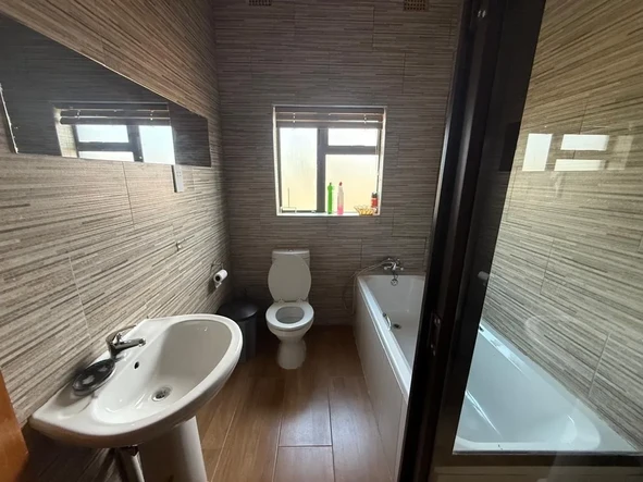 2 Bedroom Flat & Apartment