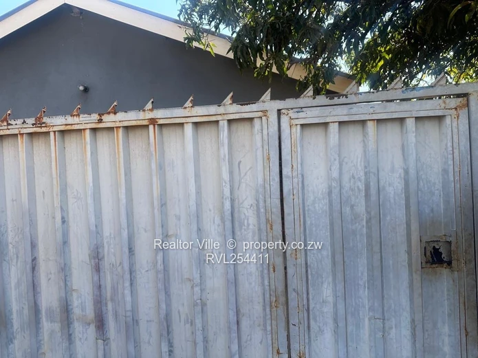 Walled & Gated 5-Bed Home in Warren Park – Borehole