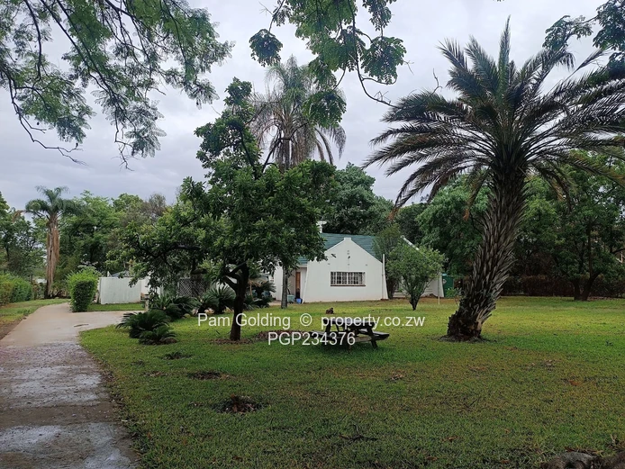 Stunning Waterfront Home – Peninsula Mazvikadei! (Sole Mandate)