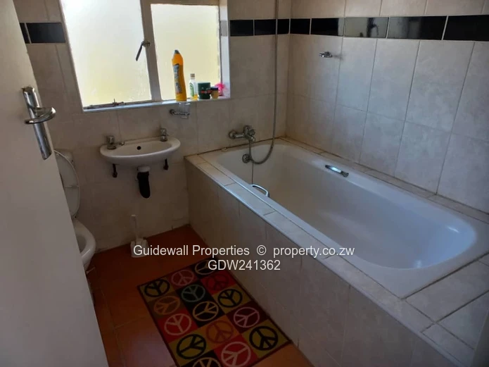 Spacious 6 bed double storey for sale in Glenlorne