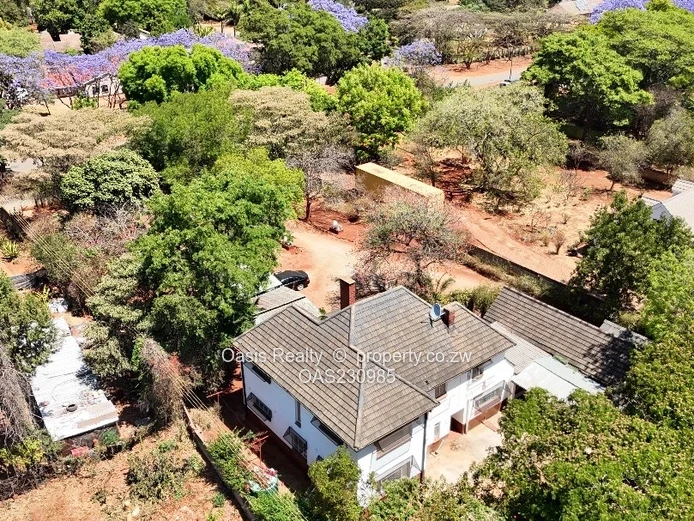 Massive doubley storey property with a spacious 3 beds house on 1 Acre