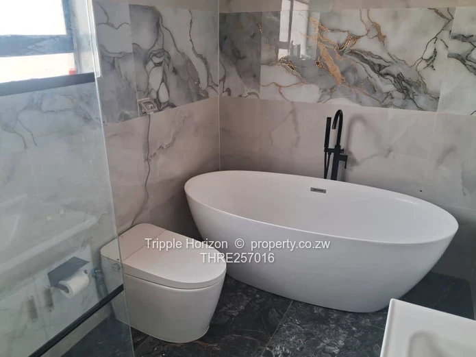Glaudina 2-Bed Home - Borehole, Freestanding Tub & Stylish Dining