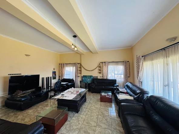 6 Bedroom House