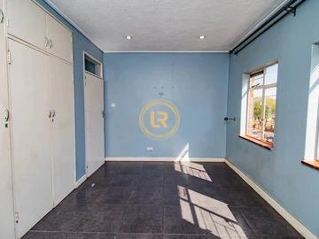 2 Bedroom Flat & Apartment