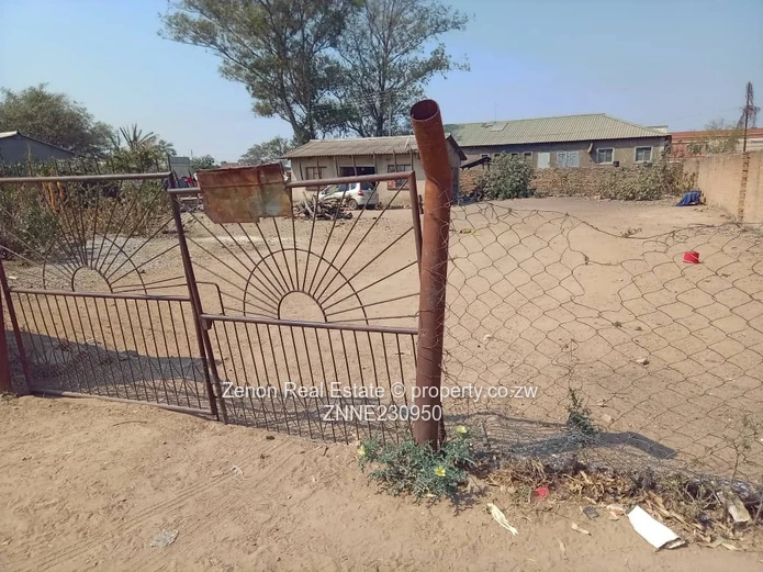 1500sqm commercial stand in Chivhu town with a cottage,200m from the highway.50k.deeds (Sole Mandate)