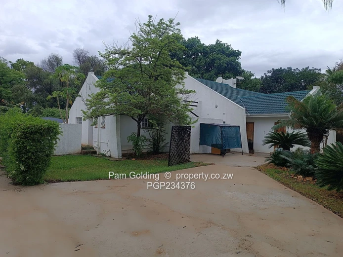 Stunning Waterfront Home – Peninsula Mazvikadei! (Sole Mandate)