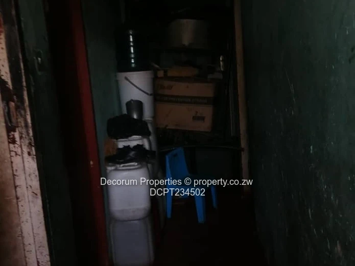 5-Bed Glen Norah B House — Secure Walled Yard (300m²)