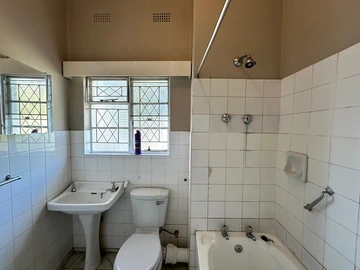 2 Bedroom Flat & Apartment
